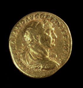 Aureus (avers) s přehozenou bustou Traiana (AD 98-AD 117) s vavřínovým věncem (zlatý) Nápis: IMP TRAIANO AVG GER DAC P M TR P (revers viz 119145)